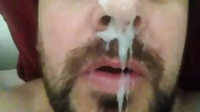 Lesbiska med tatueringar slickar nakna mogna kvinnor hårig fitta.