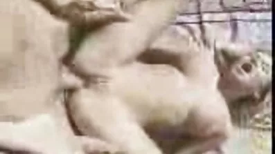 Hårdporr Avsugning från en svenska mogna damer smal curl.