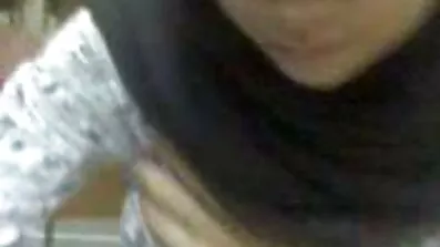 Veronica tröstar kåta mogna sin flickvän med sex.