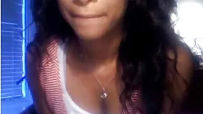 Sofi leende naken kåt mogen kvinna poserar på bordet.