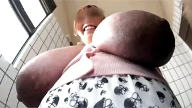 Busty Britne Amber Amber copulates med en mogna kåta kille på soffan och blir nöjd med en vibrator.