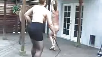 Hon vet hur man hanterar en medlem med kåta gamla kvinnor händer och mun för att ge glädje åt en man.