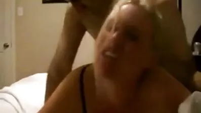 Flickan stönar från kåta mogna kvinnor orgasm medan onanerar.