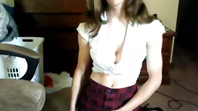 Ashle Red Red, 19 år gammal: snygg rumpa, sprider benen, blir knullad sexiga mogna damer doggy stil.