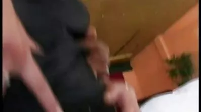 En ung skönhet mogna nakna damer ger en djup avsugning.