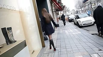 En vän satte sin flickvän under nakna gamla kvinnor mig.