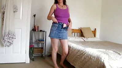 Katie Kash får en cumshot på äldre mogna kvinnor hennes ansikte vid gjutning.