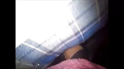 Fransk tjej knullar med en kåta gamla kvinnor pickup truck i garaget.