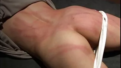 Fan, sexiga mogna damer får sperma i ansiktet.