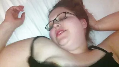 Rebecca sticker fingrarna i hennes kåta gamla damer fitta.