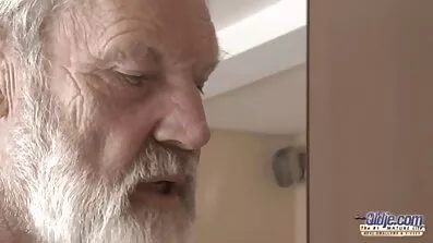 Efter kåta äldre kvinnor att ha gått till SPA-salongen knullar flickan med sin pojkvän hemma.