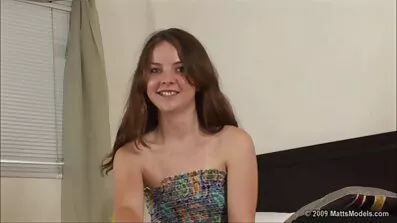 Stepmom Reagan kåta gamla damer Fo insegna lär styvson och hans flickvän sex.
