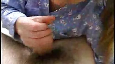Abella Fara ger Cunnilingus till Alina mogna damer nakna Lopez.