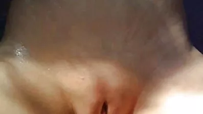 Ellie mogna tjocka kvinnor Eilish utför en avsugning.