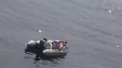 Lesbiska flickvänner har kul tillsammans. mulliga mogna kvinnor