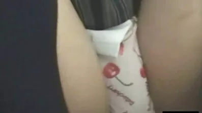 Ett tatuerat monster sexiga mogna damer knullar en curl och ger henne nöje från sex.