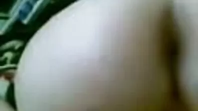 Brad Knight skalar av i sin flickväns mammas nakna mogna kvinnor fitta.