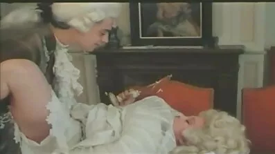 Hon tycker om att ha sex med en kåta mogna skara män.