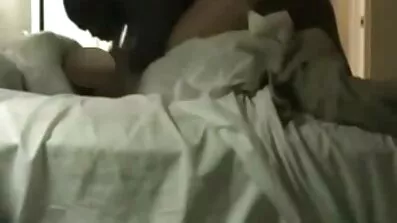 Mannen matar sin fru med en mogna kvinnor fitta läcker kuk i köket. Avsugning följt av utlösning.