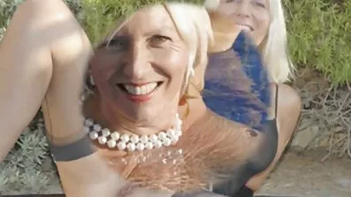 Charlotte Sins onanerande äldre damer har en kuk i munnen och fitta till frukost.
