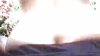 Flickvännerna delar tränarens kuk med vackra äldre damer i underkläder varandra.