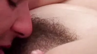Fre FreA MaerEr sprider benen och knullar hennes fitta mogna nakna kvinnor med en vibrator.