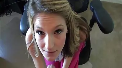 Gabbie Carter sitter på mogna kåta kvinnor kuk under massage.