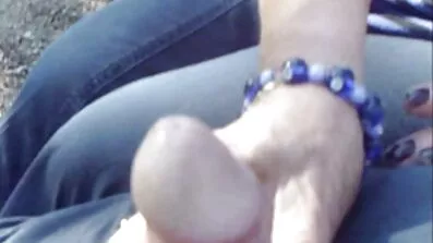 Polisens kuk kommer in i fittan och sedan nakenbilder äldre damer Lola Fe ' s anal.