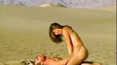 Squirting äldre nakna damer och analsex på bordet med Scarlet Chase.