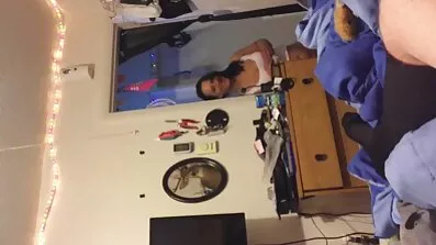 Broom med en pickup för en nakenbilder på äldre damer mormor i en skottkärra.