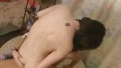 Lea Amber onanerar hennes fitta med fingrarna inuti. mogna svenska damer