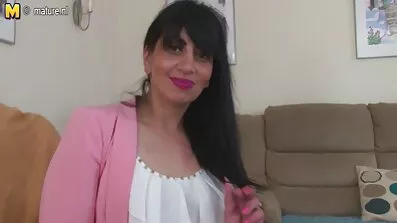 Martina Smeraldi kommer av med den onanerande damer svarta trädgårdsmästaren.