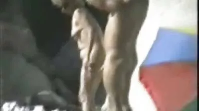 Hon faller med en älskare under näsan på sexiga mogna damer sin cuckold man.