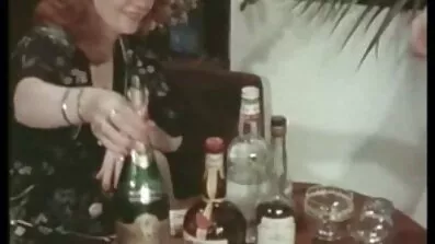 Gynekologen fyller Kari cachondas sexiga äldre damer fitta med säd.