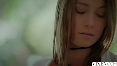 Rödhårig tjej gör det möjligt mulliga äldre kvinnor att knulla sig själv vid gjutning.