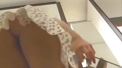 Ailee Anne har analsex onanerande äldre kvinnor med en brottsling.