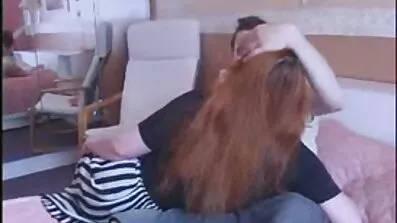 Bedårande tjej med kåta gamla kvinnor pigtails har sex på ett romantiskt datum.