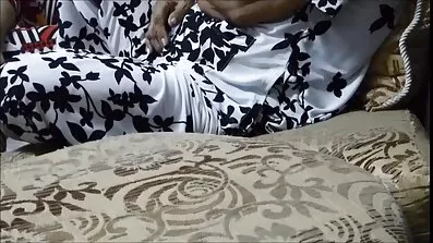 Den magra blondinen hamnade som en rabiat tik vid gjutningen och knullade nakna gamla kvinnor passionerat.