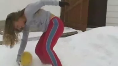 Allie Addison äldre kvinnor med stora bröst masserar en stor kuk.