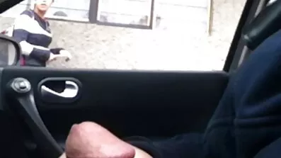 Alisha Fo incontra sexiga äldre damer möter sin man naken i handbojor.