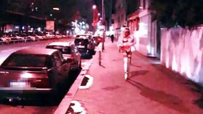 Knullar i naturen sexiga äldre damer och cums på balaclava.