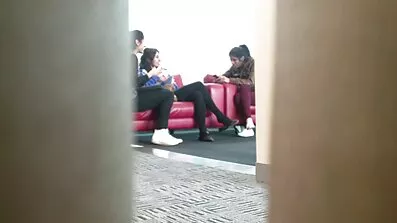 Asiatisk kvinna attackerad av mogna kvinnor lesbiska på massage.