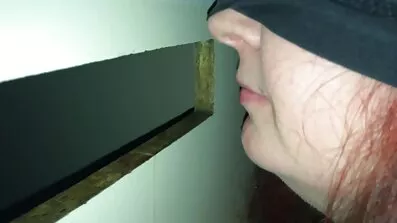 Sex mogna nakna kvinnor med en tjej i en krans.