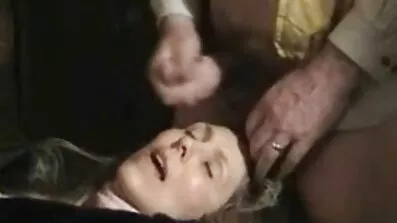 En vän kommer till undsättning och sexiga gamla kvinnor druch