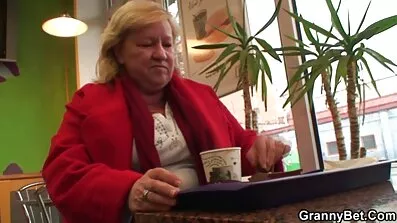 Grov Se Se och dubbel penetration i Sjuksköterska. mogna lesbiska damer