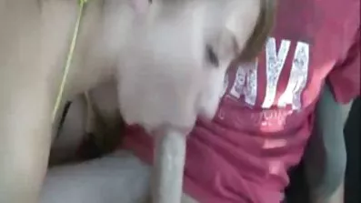 Flickan nakna äldre kvinnor med dreadlocks suger kuk och sväljer allt.
