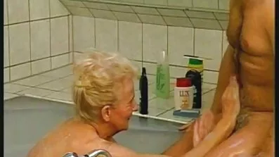 Plötsligt planterade bakifrån. kåt mogen kvinna