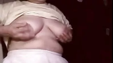 Brunett och hennes sexiga mogna kvinnor svarta flickvän ersätter fitta.