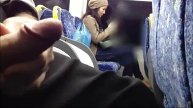 Sola Zola spelar mogen damer med kuk som tar av sig trosorna.