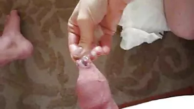 Cums i fitta av en nakna mogna kvinnor smal brunett.